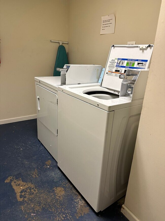 Building Photo - 629 Catharine St