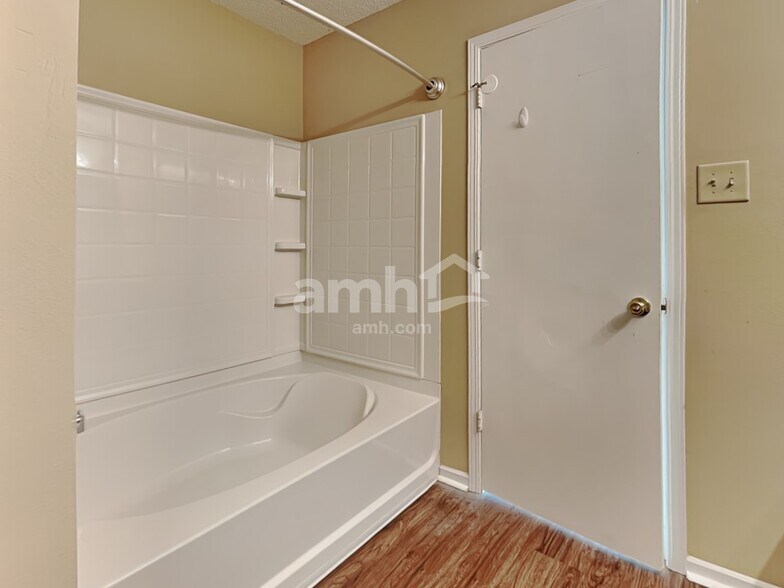 Building Photo - 1701 Blue Grass Pky