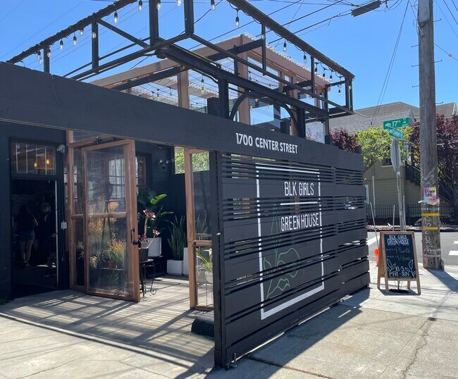 Building Photo - 1534 Center St