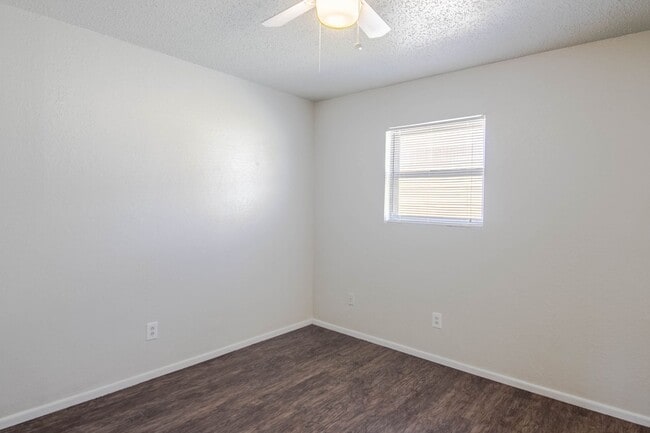 Building Photo - Remodeled units AVAILABLE NOW! Leasing fast!!!