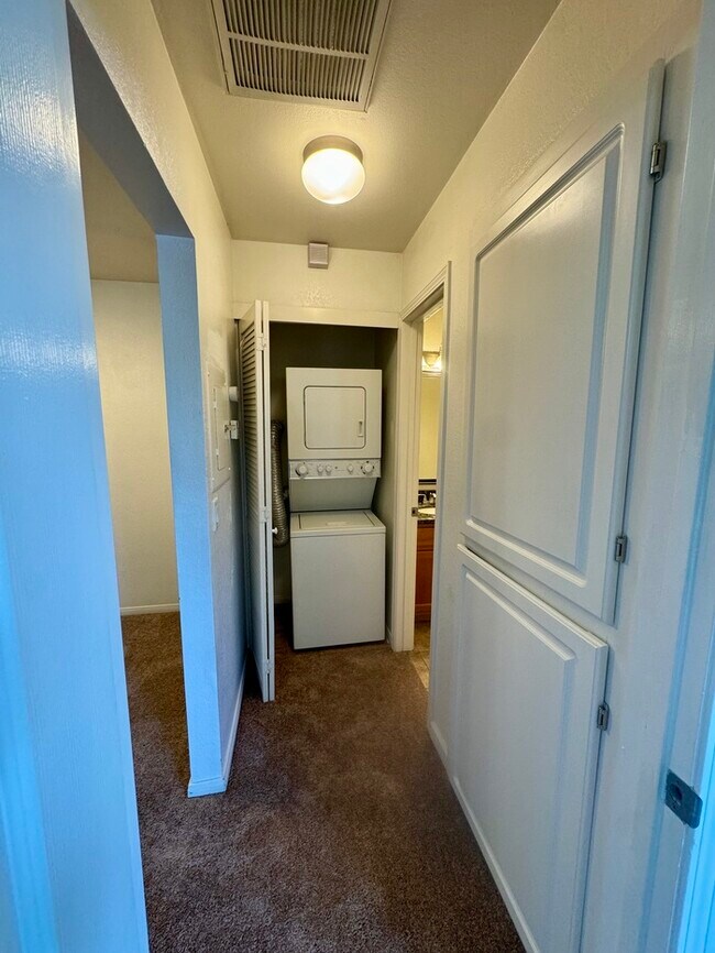 Building Photo - Charming 1 bedroom, 1 bathroom condo in Sacramento