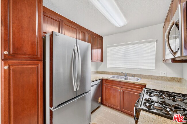 Building Photo - 21450 Burbank Blvd