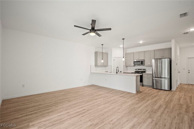 Building Photo - 627 SE 13th Pl