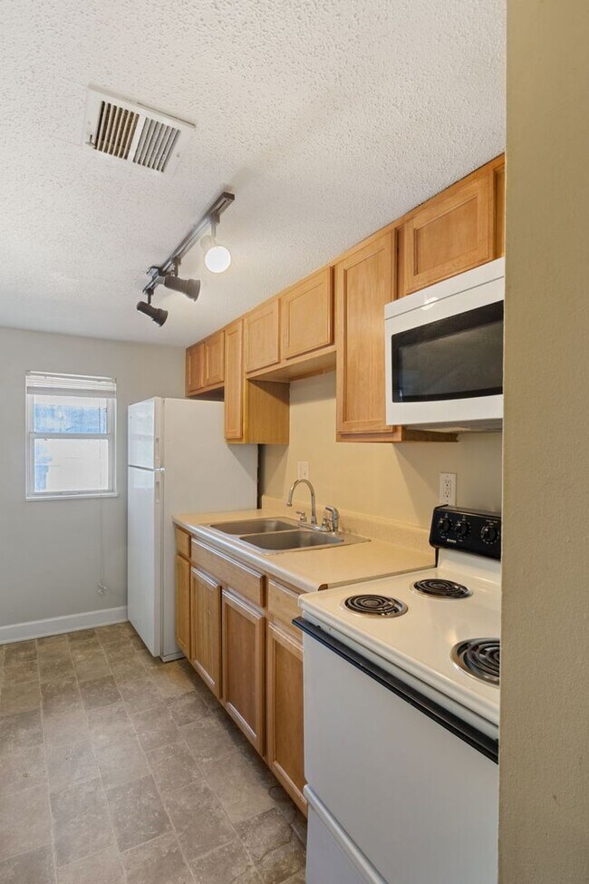 Building Photo - 3609 Balsam Ave