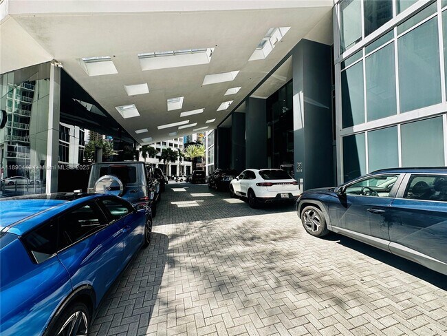 Building Photo - 1300 Brickell Bay Dr