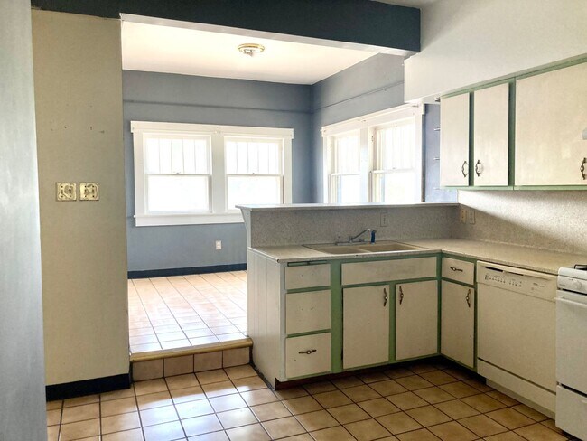 Building Photo - Quaint Cottage