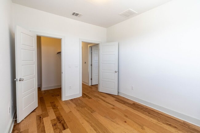 Building Photo - Amazing and peaceful 3/2.5 home in Austin!