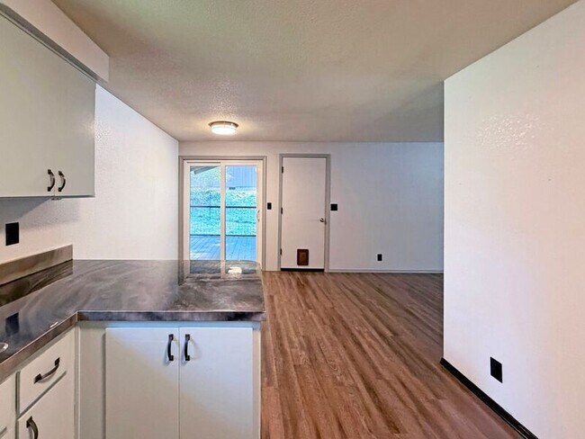 Building Photo - 24712 Parkside Dr