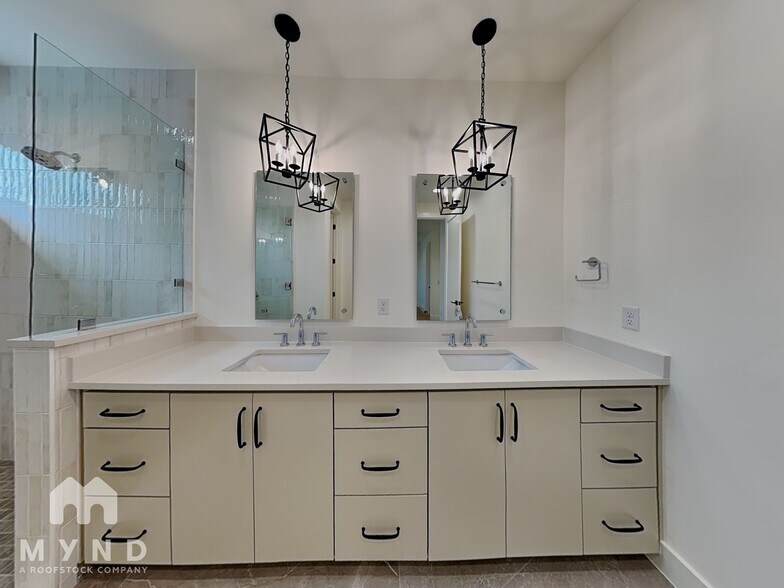 Building Photo - 1119 Mahan Dr