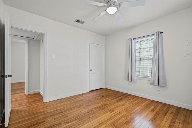 Building Photo - CHARMING MIDTOWN COTTAGE with Updated Kitchen