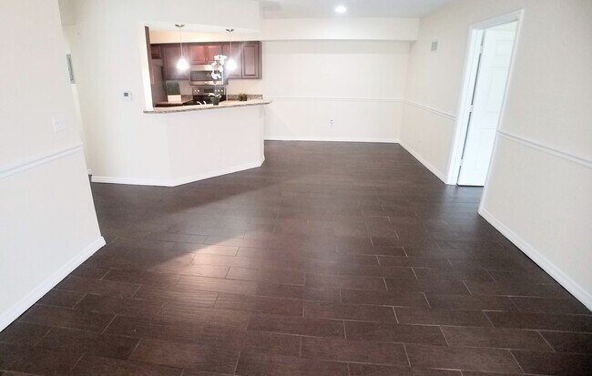 Building Photo - Stunning First Floor 2/2 Lake View  Condo ...