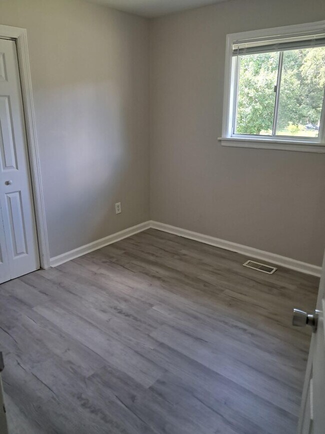 Building Photo - 3 bedroom 1 bath home
