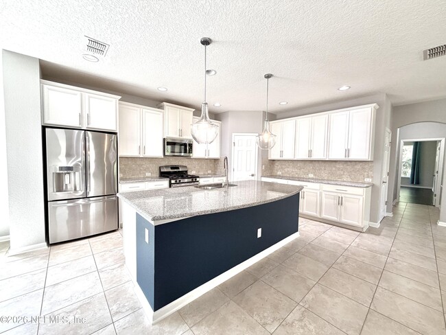 Building Photo - 197 Spring Park Ave