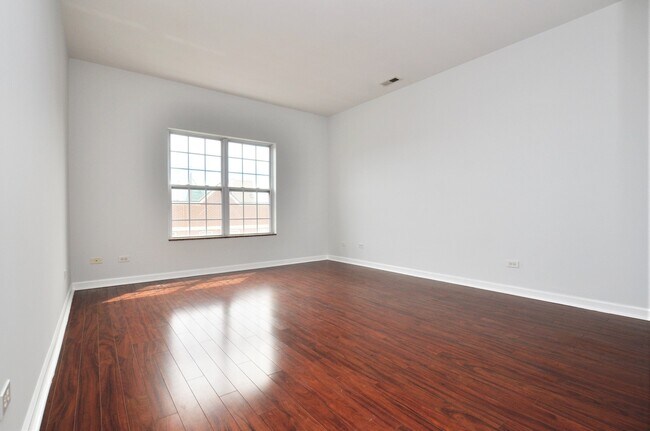 Building Photo - 3000 W Lawrence Ave