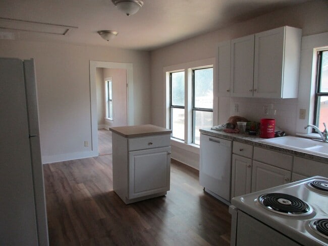 Building Photo - Charming Remodeled 2/1 Home