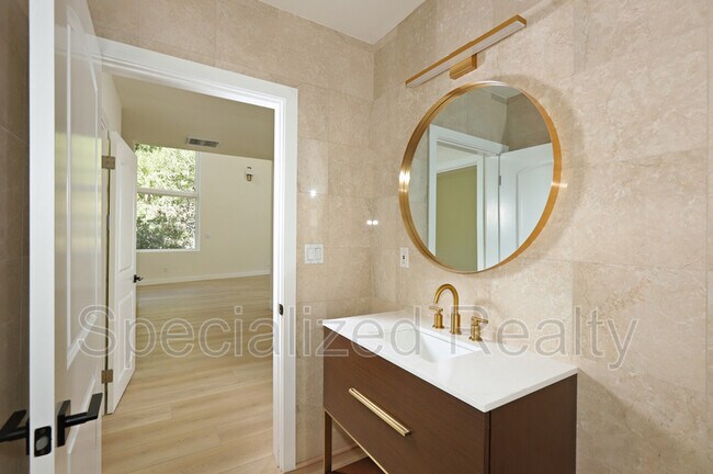 Building Photo - 1827 Hill Dr