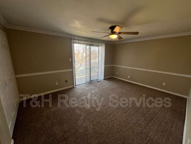 Building Photo - 1090 Greenwood Trail W Dr