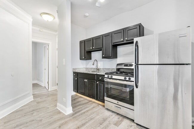 Building Photo - 5860 N Kenmore Ave