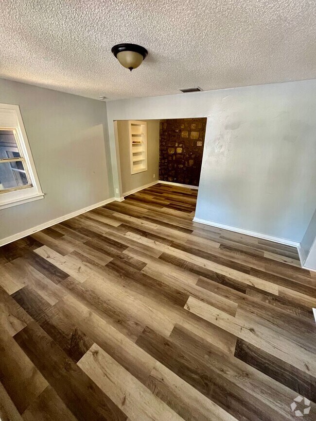 Building Photo - NICE 3BR/1BA Home With Large Yard, Covered...