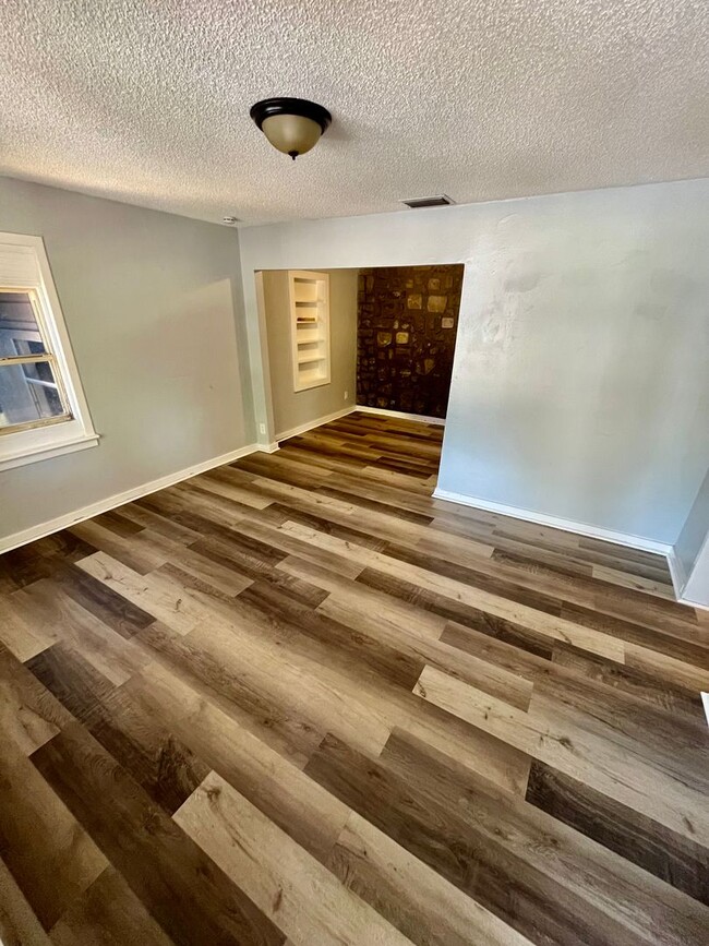 Building Photo - Huge 3BR/1BA Home With Large Yard, Covered...