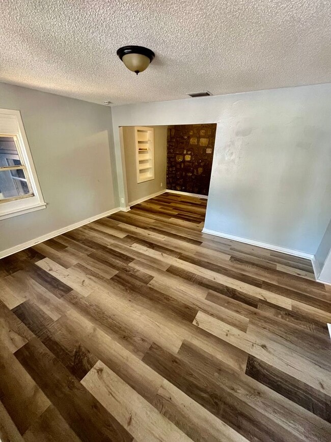 Building Photo - NICE 3BR/1BA Home With Large Yard, Covered...