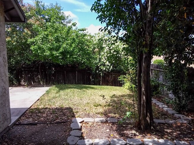 Building Photo - 604 Alamine Dr