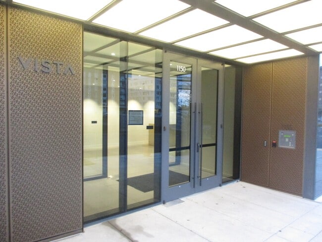 Building Photo - Vista Condominiums - 1 bedroom/1 bath Pearl District condo w/parking/storage/amenities/most utili...
