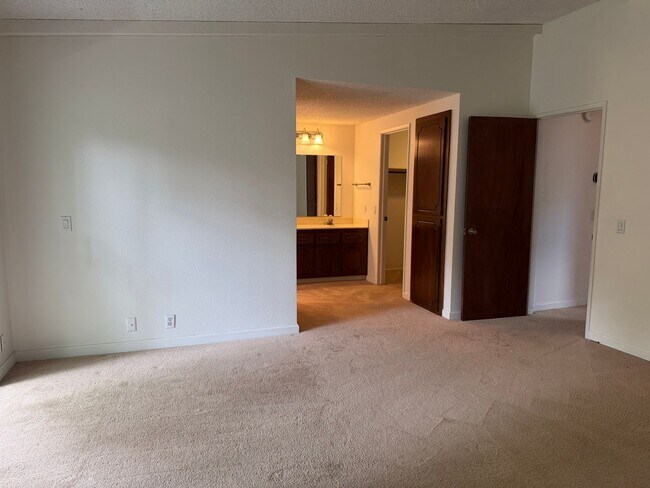 Building Photo - 1670 Sqft. 3 Bedroom, 2 Bath Gated Townhome for Rent in Citrus Heights.