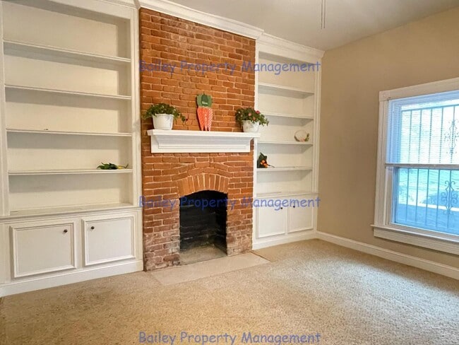 Building Photo - 537 E Oak St