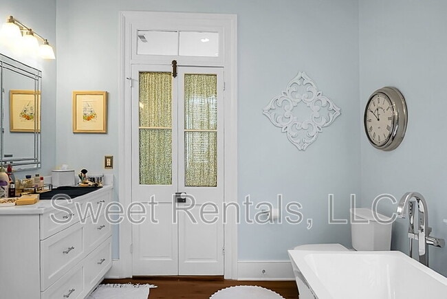 Building Photo - 6 Wentworth St