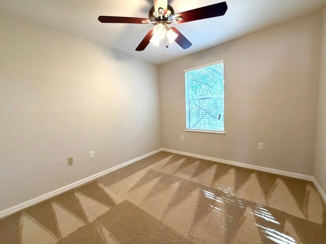 Building Photo - 3 Bedroom 2.5 Bathroom in Ashburn Square