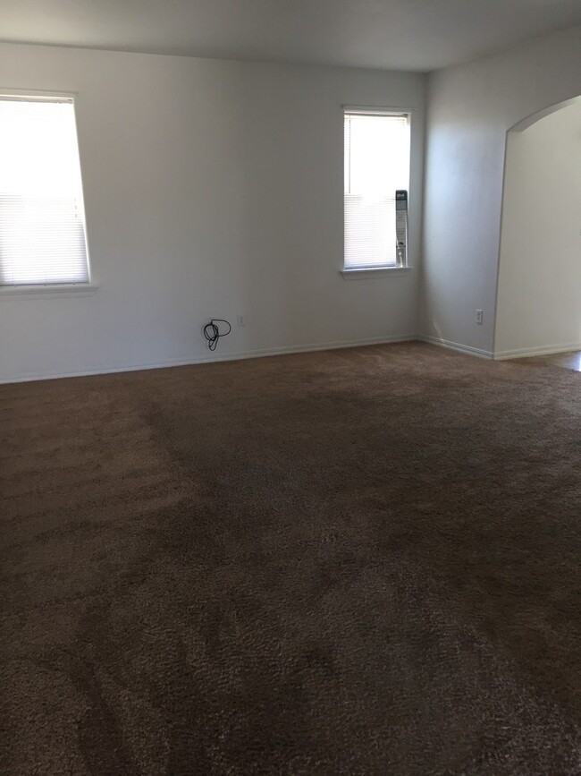 Building Photo - 4 Bedroom home for rent in Moses Lake