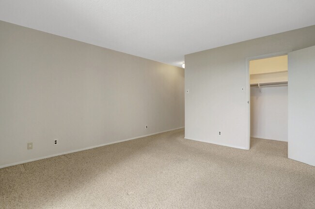 Building Photo - 3800 Fairfax Dr