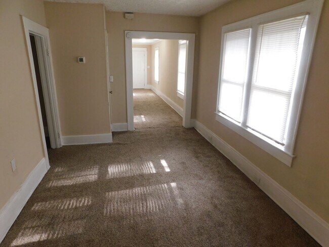 Building Photo - Three Bedroom 1 Bath on quiet street