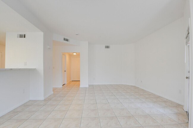 Building Photo - Beautiful 2BR / 2BA Renovated / Modern Con...