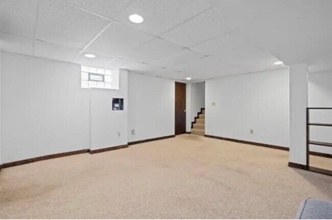 Building Photo - 2143 Plainview Ave