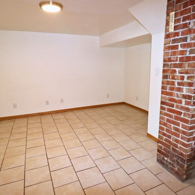 Building Photo - 1105 Hamilton Way