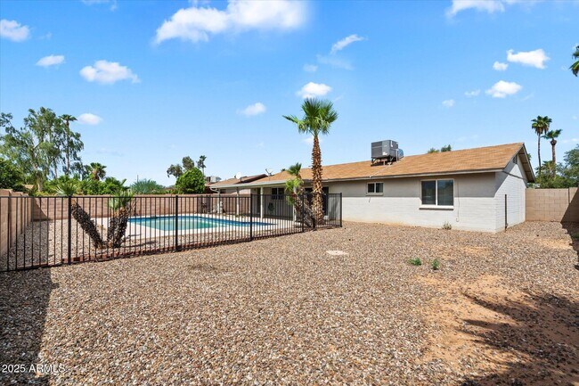 Building Photo - 3227 E Helena Dr