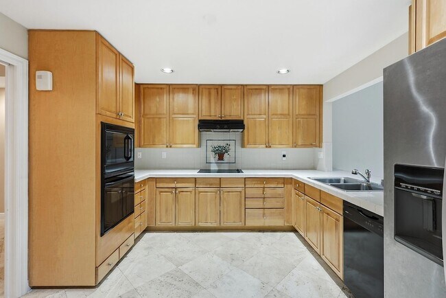 Building Photo - 6204 Paradise Point Dr