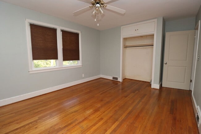 Building Photo - Updated 3 bedroom 2.5 bath home in Sherwood Forest