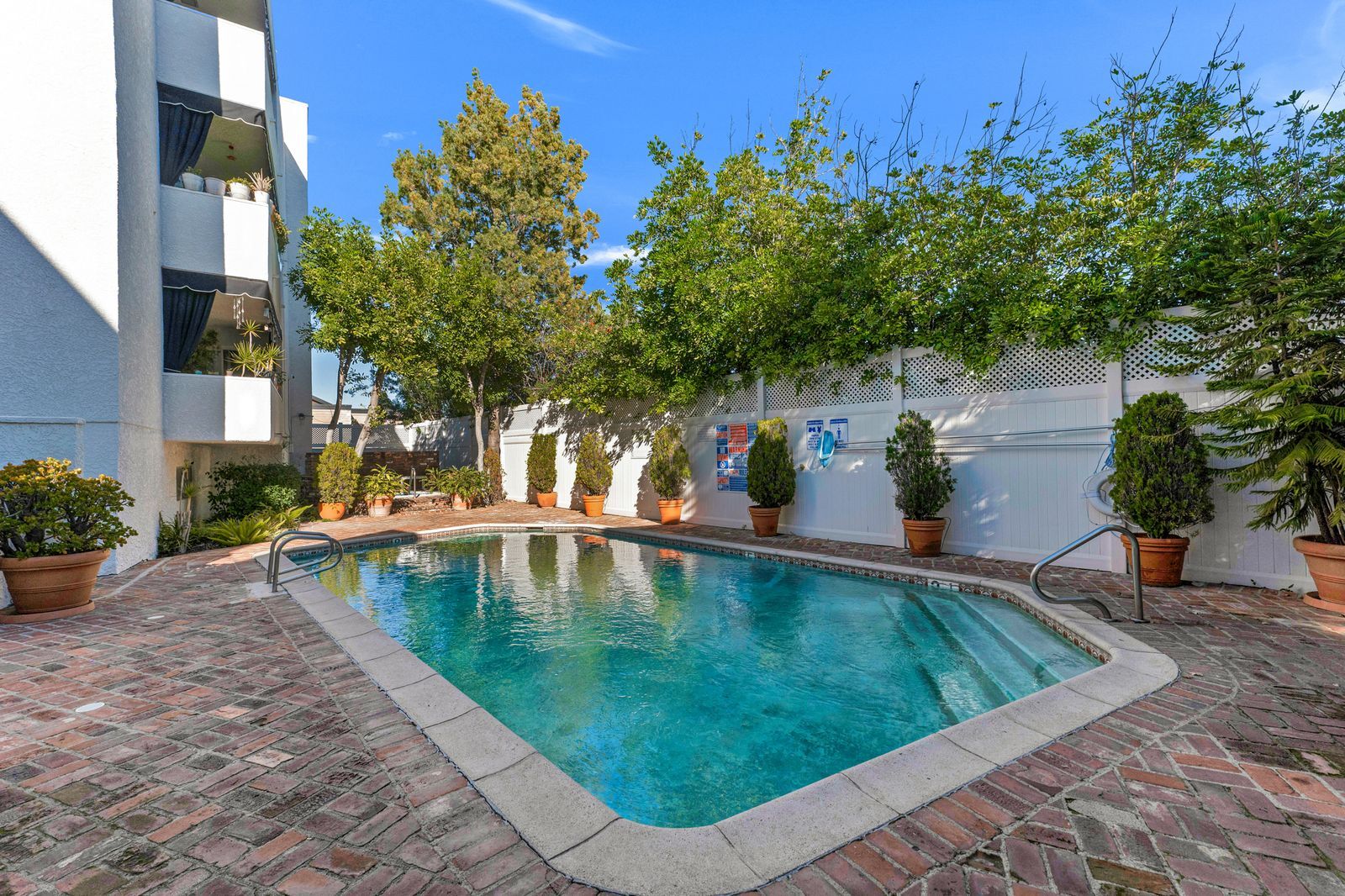 Building Photo - 4950 Louise Ave