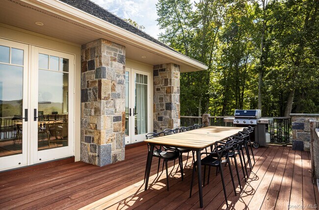 Building Photo - 121 Quaker Hill Rd