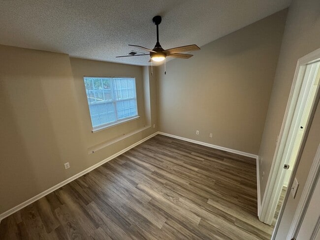 Building Photo - 10165 Forest Landing Dr