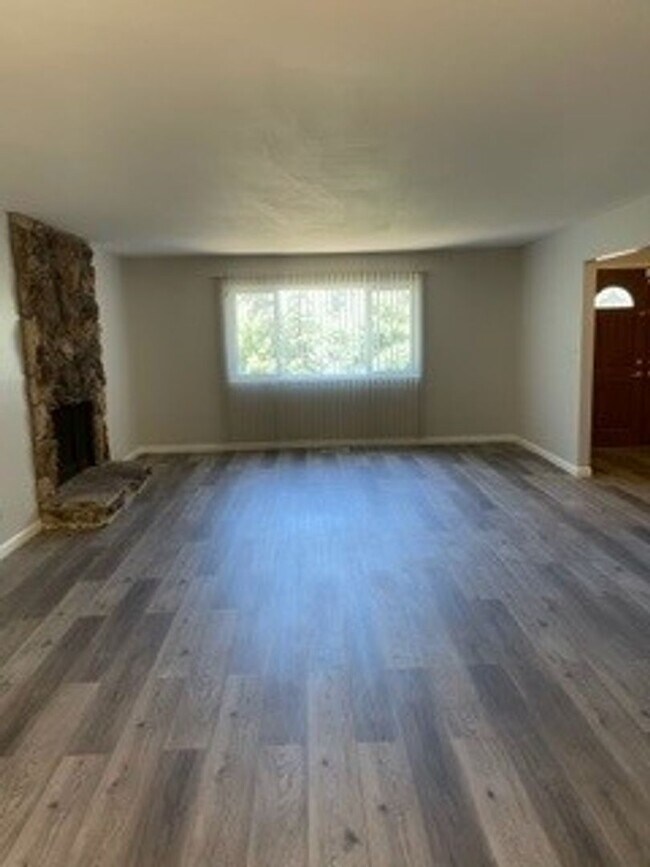 Building Photo - -Spacious 4 Bed 2.5 Bath, House, with Hew Hardwood Floors throughout -