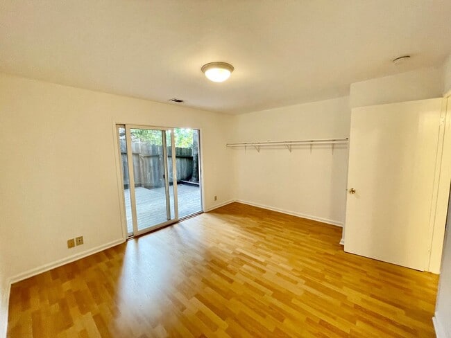 Building Photo - Spacious 3BR/2BA Potrero Hill Townhouse Ho...