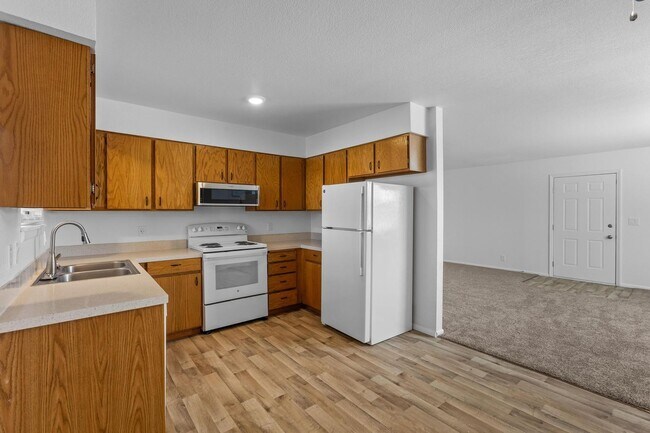 Building Photo - Fresh 2 Bed unit with giant yard, covered ...