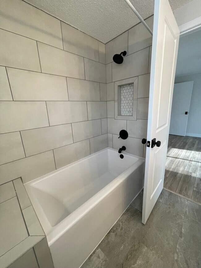 Building Photo - 573 N Donnelly Ave