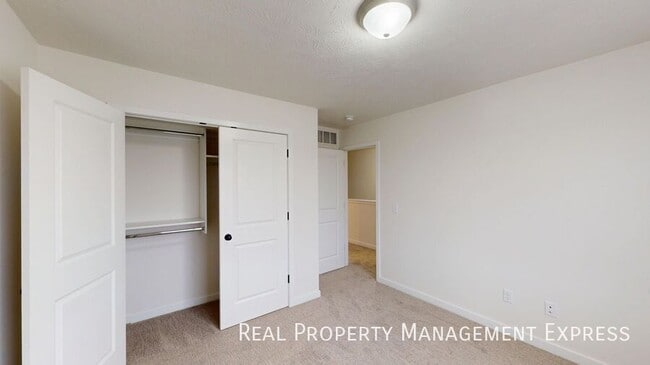 Building Photo - Move In by April 1st & Get One Month Free