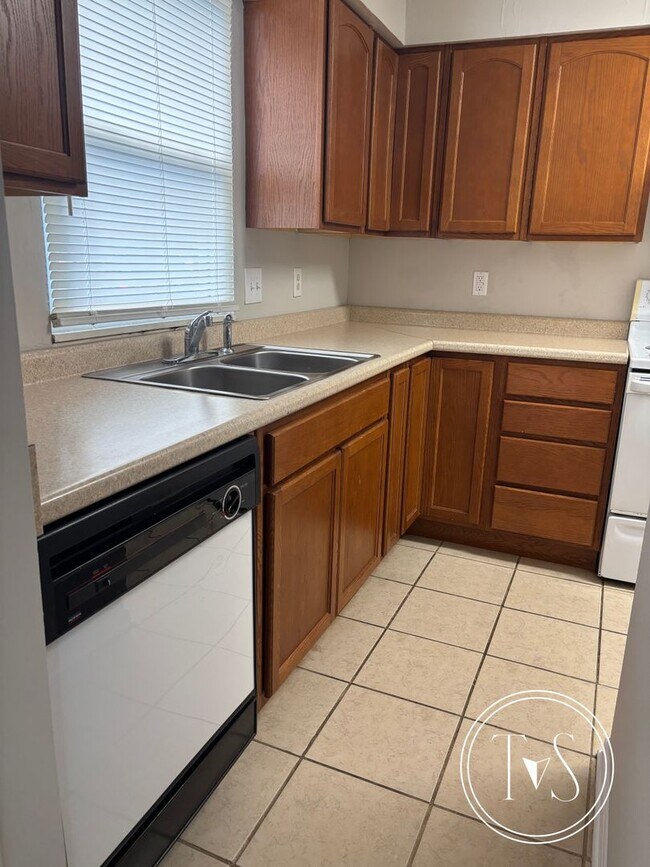 Building Photo - RATE DROP ALERT (was $1400/month) and SUMM...