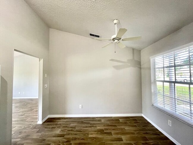 Building Photo - Cute 4/2 EAST Orlando Home in Wedgefield!